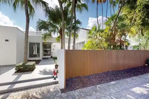 Contemporary Home Blending Luxury and Functionality