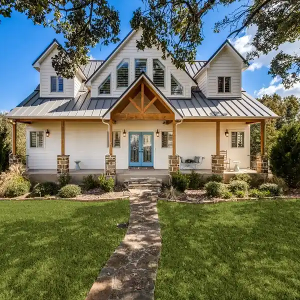 LAKEFRONT RETREAT WITH EXPANSIVE SCENIC VIEWS