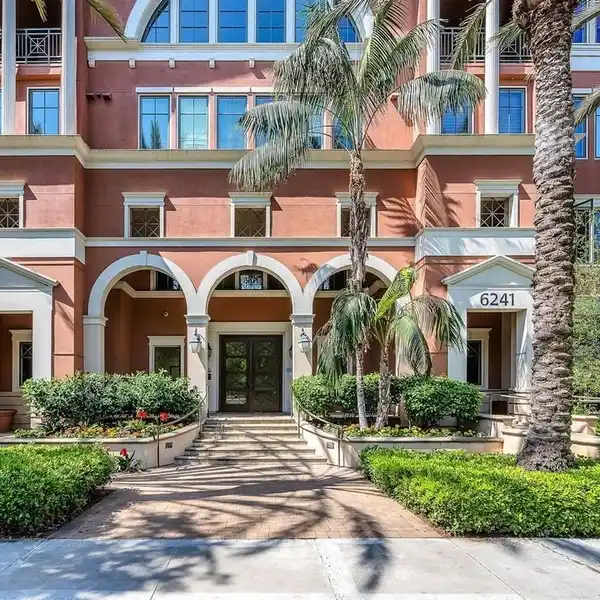 STUNNING TOP-FLOOR TOWNHOME