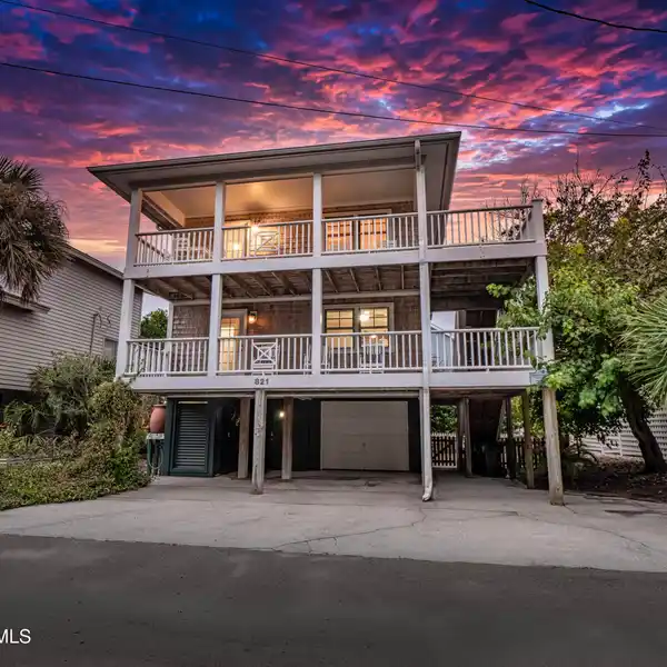 CLASSIC BEACH HOUSE ON BLOCK FROM THE OCEAN