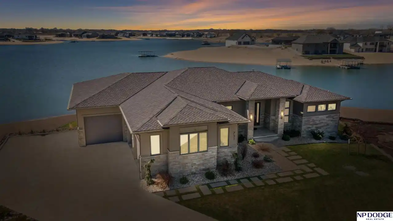 Beautiful Lakefront Masterpiece