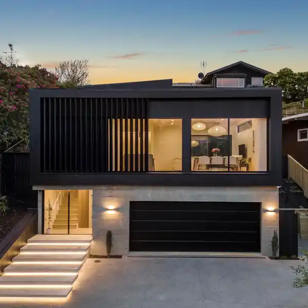 CUTTING EDGE LUXE IN THE BAYS