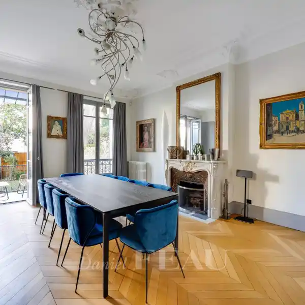 BRIGHT AND BEAUTIFUL FIVE BEDROOM LUXURY HOME