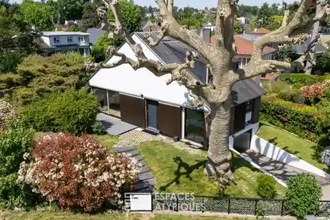 Modernist Style in Ideal Location