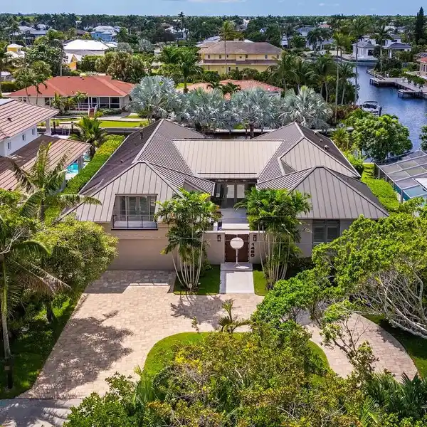WATERFRONT LUXURY ON JEWEL BOX AVENUE