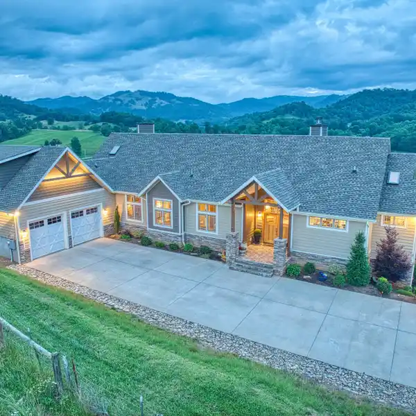 MODERN LUXURY WITH THOUGHTFUL DESIGN