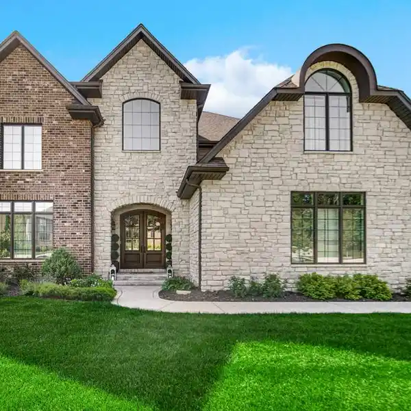 LUXURIOUS LIVING IN A DYNAMITE LOCATION