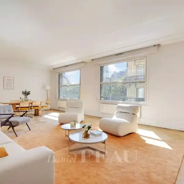 SPACIOUS PARIS FLAT IN PRESTIGIOUS GOLDEN TRIANGLE
