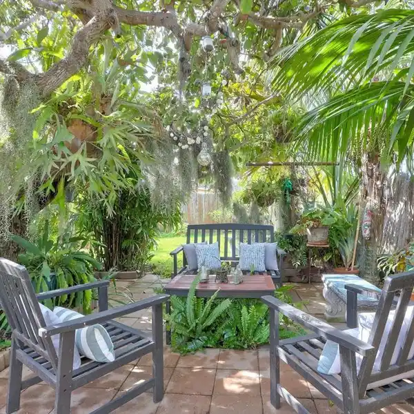 UNIQUE AND FLEXIBLE HOME IN A CONVENIENT LOCATION
