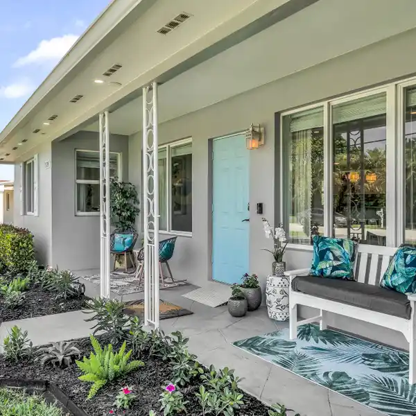 CHARMING LAKEFRONT HOME