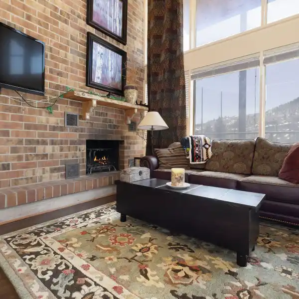 LOVELY SOUTH-FACING TOWNHOUSE