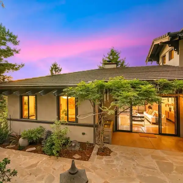 BEAUTIFUL MID-CENTURY RETREAT WITH BAY VIEWS & PRIVACY