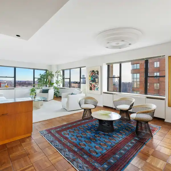 EXPANSIVE SUN-FLOODED CORNER APARTMENT