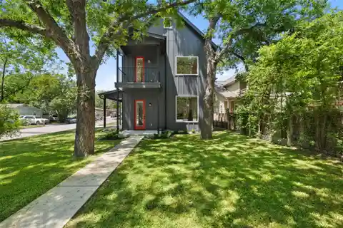 Chic Duplex Retreat in Prime Location