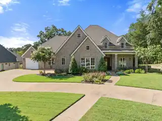 Elegant Residence in Prestigious Cascades