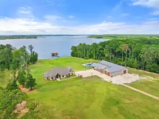 Extraordinary Lake Palestine Estate