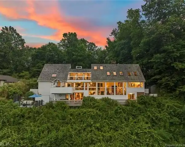 STUNNING CONTEMPORARY IN DESIRABLE QUEENS LAKE