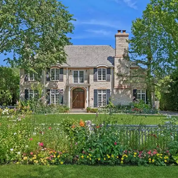 TIMELESS CLASSIC IN AMAZING LOCATION