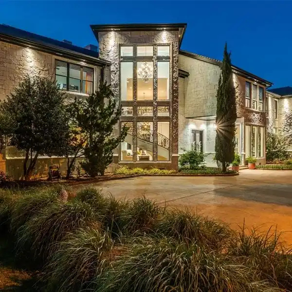 MASTERFULLY CRAFTED ESTATE IN BLUFFVIEW