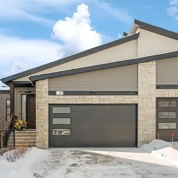 VILLA-STYLE LIVING IN BEAUTIFUL ROYAL OAK