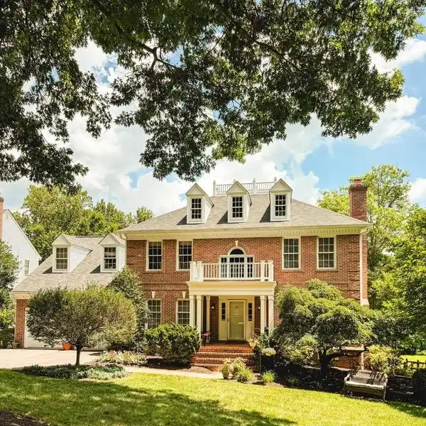 WONDERFULLY MAINTAINED GEORGIAN MANOR-STYLE HOME