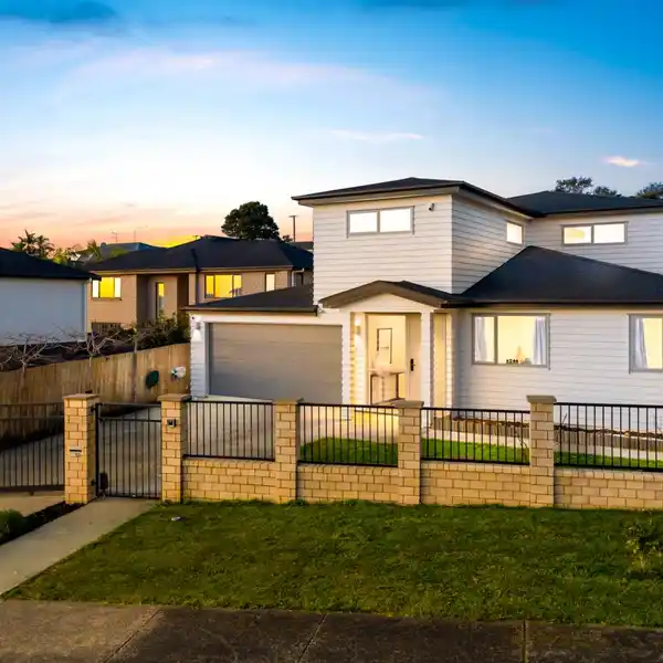 SPACIOUS PINEHILL RETREAT WITH DESIGNER ELEGANCE