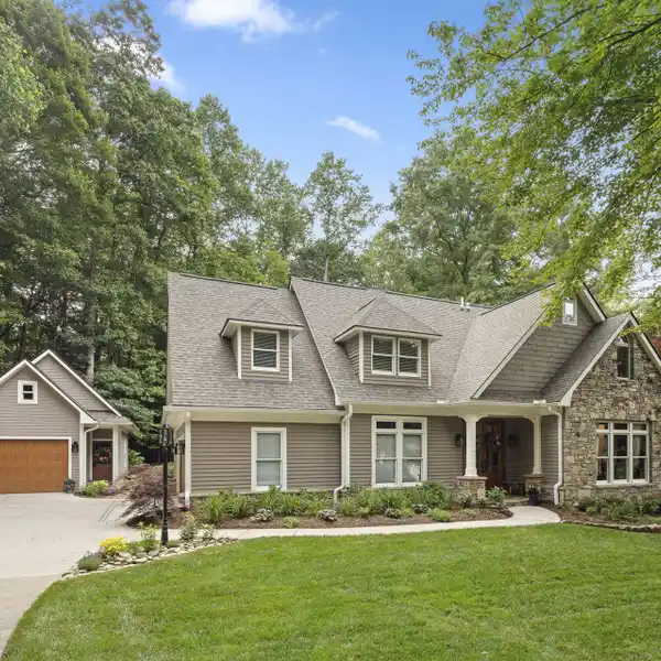 AN EXCEPTIONAL BLEND OF MODERN ELEGANCE AND COMFORT