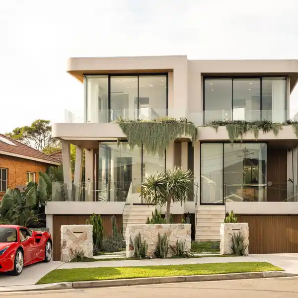 ARCHITECTURALLY DESIGNED HOME IN ELEVATED POSITION