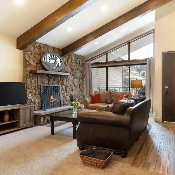 TOP-FLOOR RESIDENCE BLENDING COMFORT AND VERSATILITY