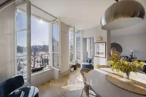 Peaceful Parisian Retreat with Open-plan Living