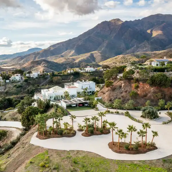 EXCEPTIONAL HOME IN AN UNPARALLELED NATURAL SETTING