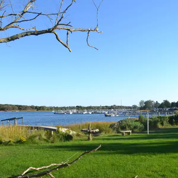 CHARMING AND PRIVATE WATERFRONT COTTAGE