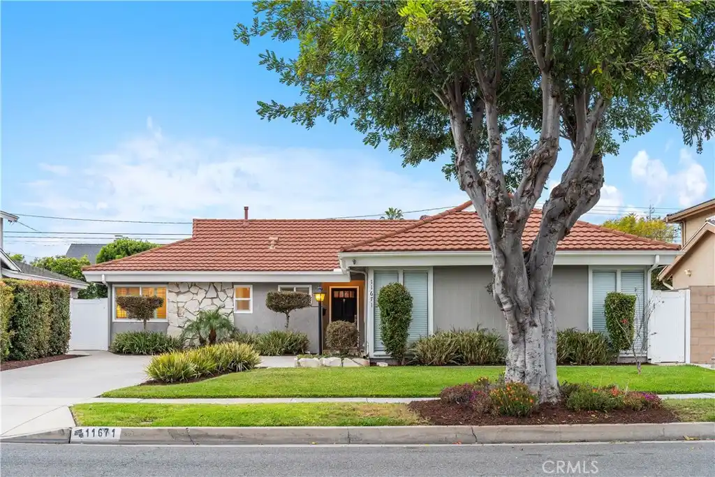Beautifully Maintained Home in Coveted Rossmoor Highlands