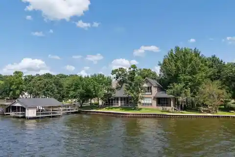 Waterfront Retreat in Prestigious Pinnacle Club