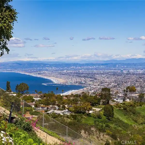 SINGLE-LEVEL HOME WITH AMAZING VIEWS