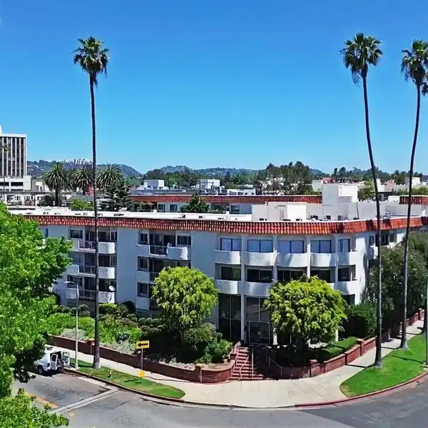 BRIGHT AND SPACIOUS TOP-FLOOR UNIT IN BRENTWOOD