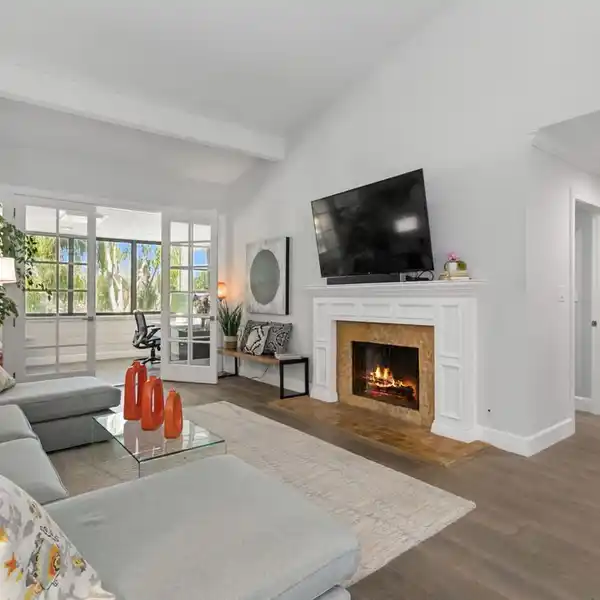 STUNNING TOP-FLOOR MARINA VIEW CONDO