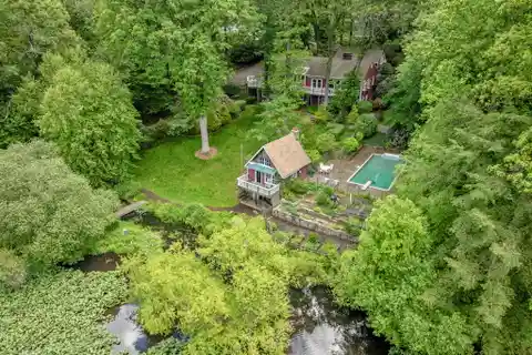 Magical Artistic Haven with Boat House