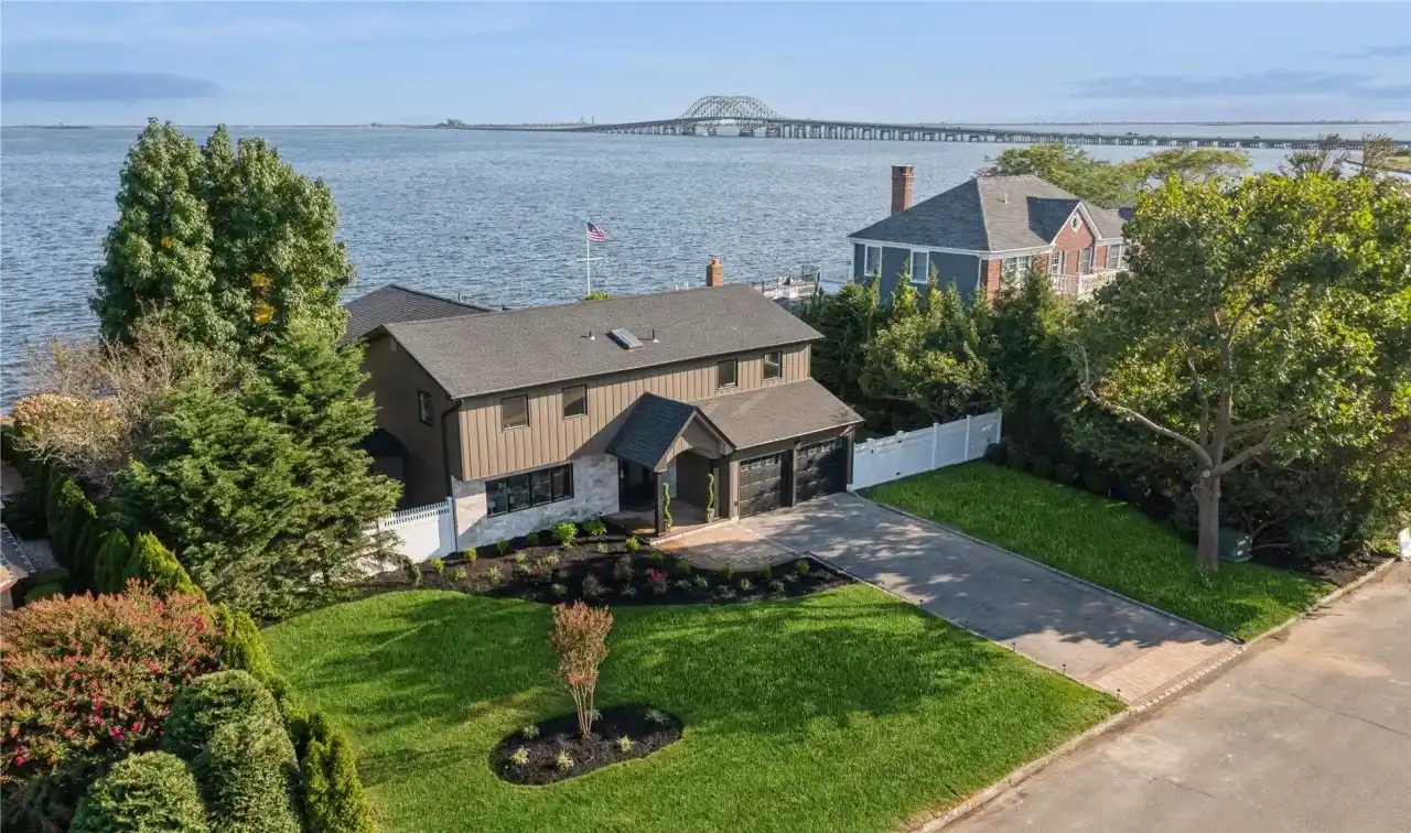 Bayfront Beauty in Oakneck Estates