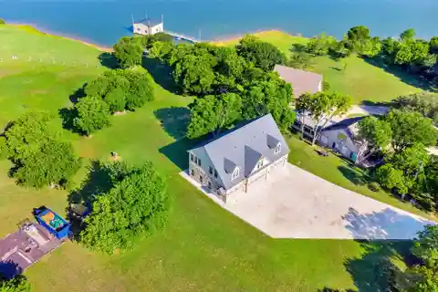 Versatile Compound on Lake Lewisville