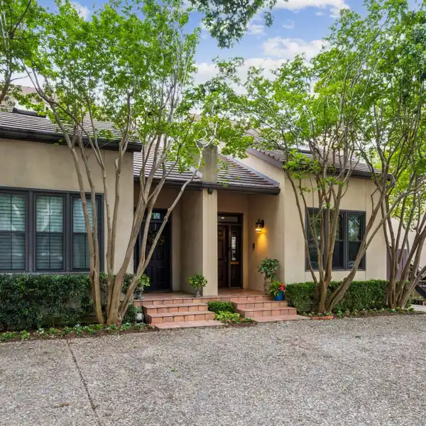 FABULOUS SINGLE-FAMILY ATTACHED HOME IN UNIVERSITY PARK
