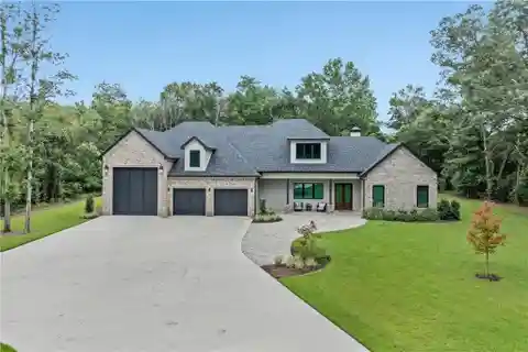 Modern Home Blending Privacy, Nature, and Style