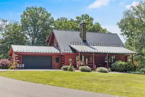 Stunning Country Retreat Near Town Amenities