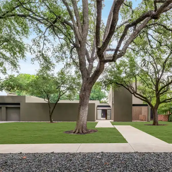ARCHITECTURAL GEM IN DEVONSHIRE ESTATES