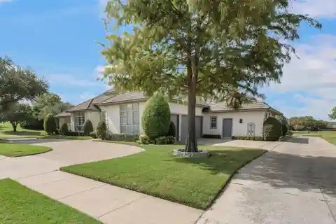 Stunning Plano Home with Vaulted Ceilings and Chef’s Kitchen