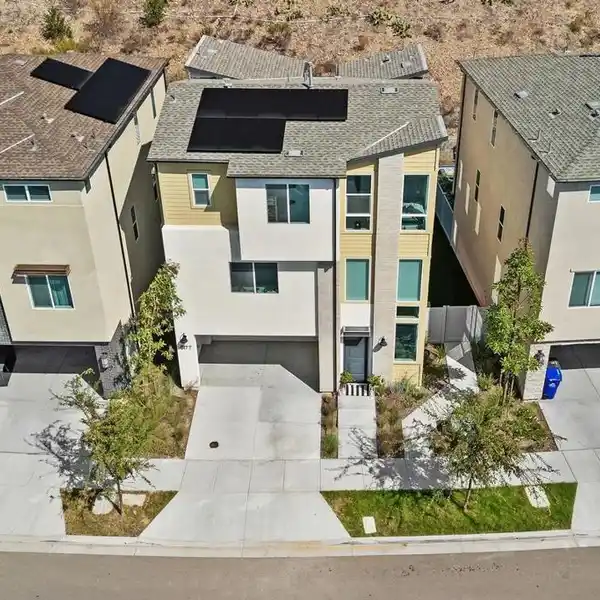 CHEF-INSPIRED KITCHEN MEETS SEAMLESS INDOOR-OUTDOOR FLOW