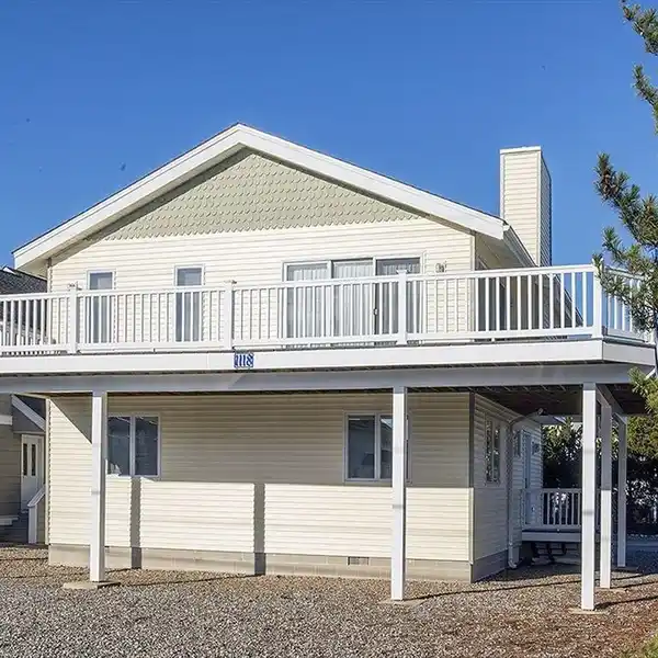 VINTAGE HOME STEPS TO QUIET BEACH