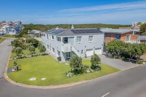 Spacious Coastal Home in the Harbour Area