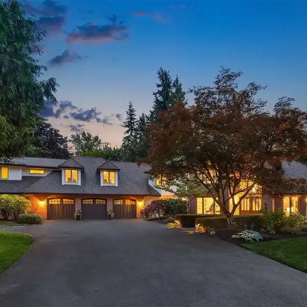LUXURY ENGLISH HILL PREMIER ESTATE