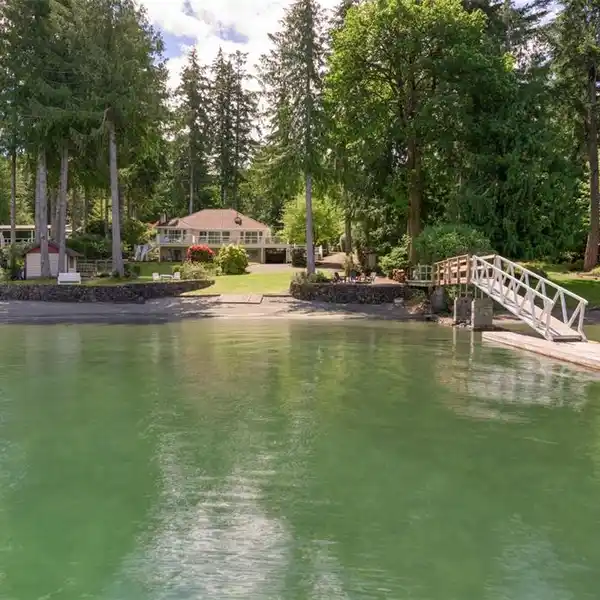 EXECUTIVE LAKEFRONT ESTATE
